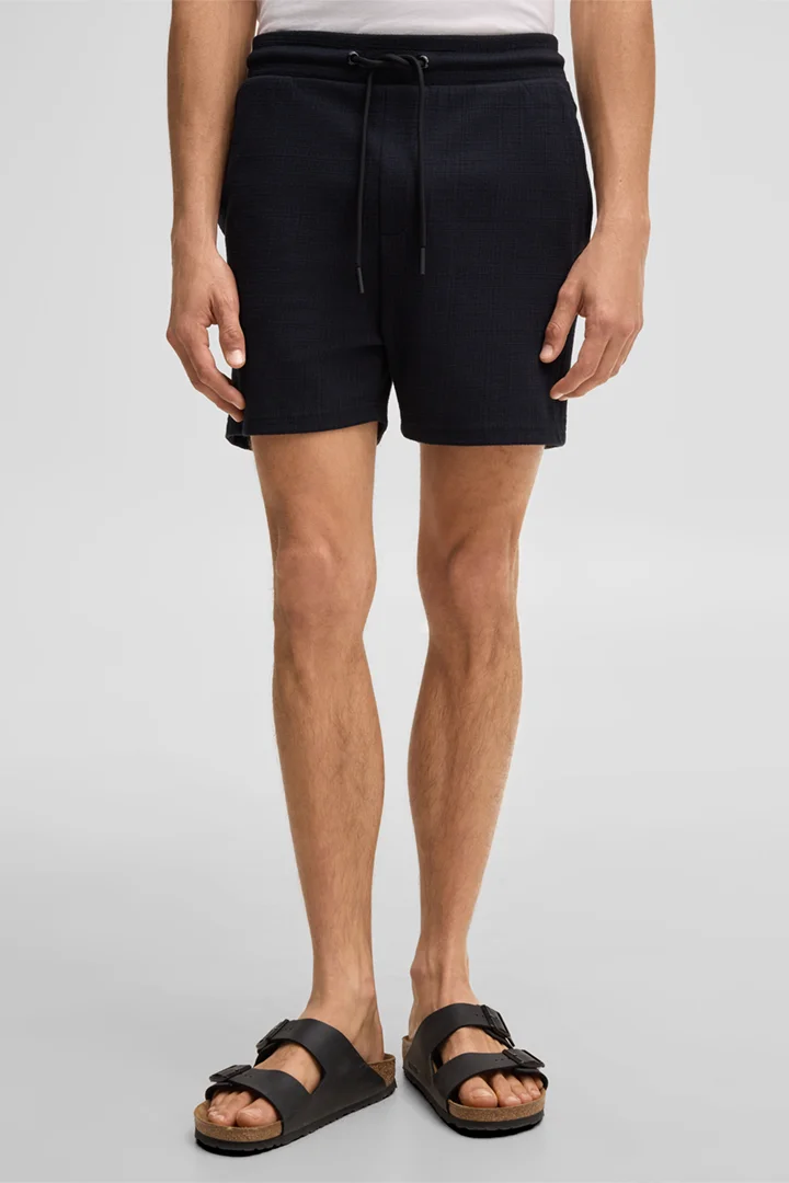 Leads to product detail page "Filip shorts, navy"