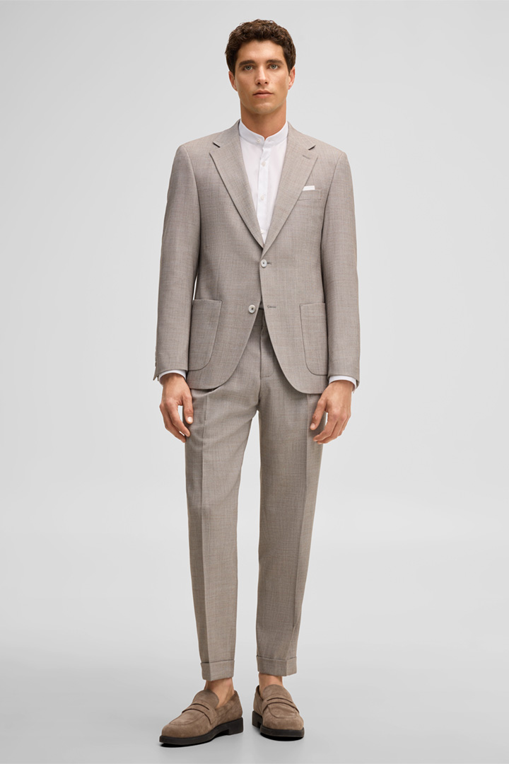 Accède à la page de détails du look « Costume modulaire Arndt-Luis »