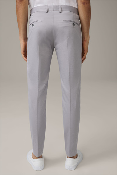 Pantalon à plis marqués, en gris