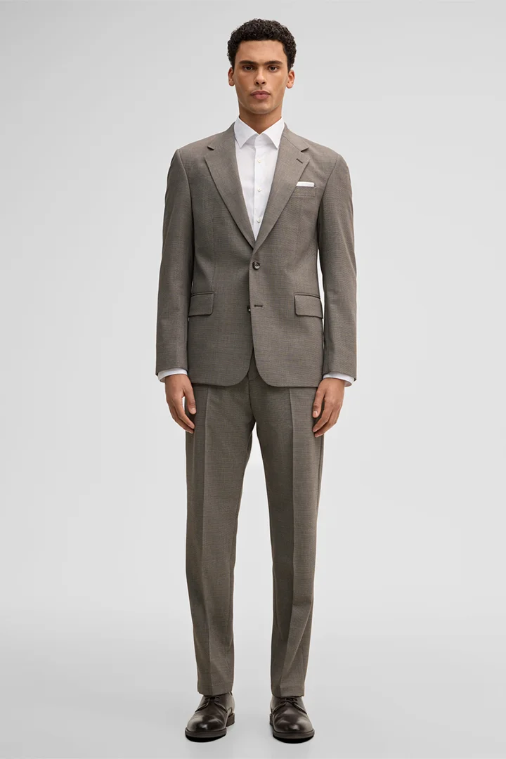 Mène à la page produit « Costume Reece-Jory, beige foncé »