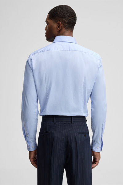 Leads to product detail page "Stan Shirt in Light Blue"