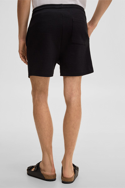 Mène à la page produit « Short Filip, noir »