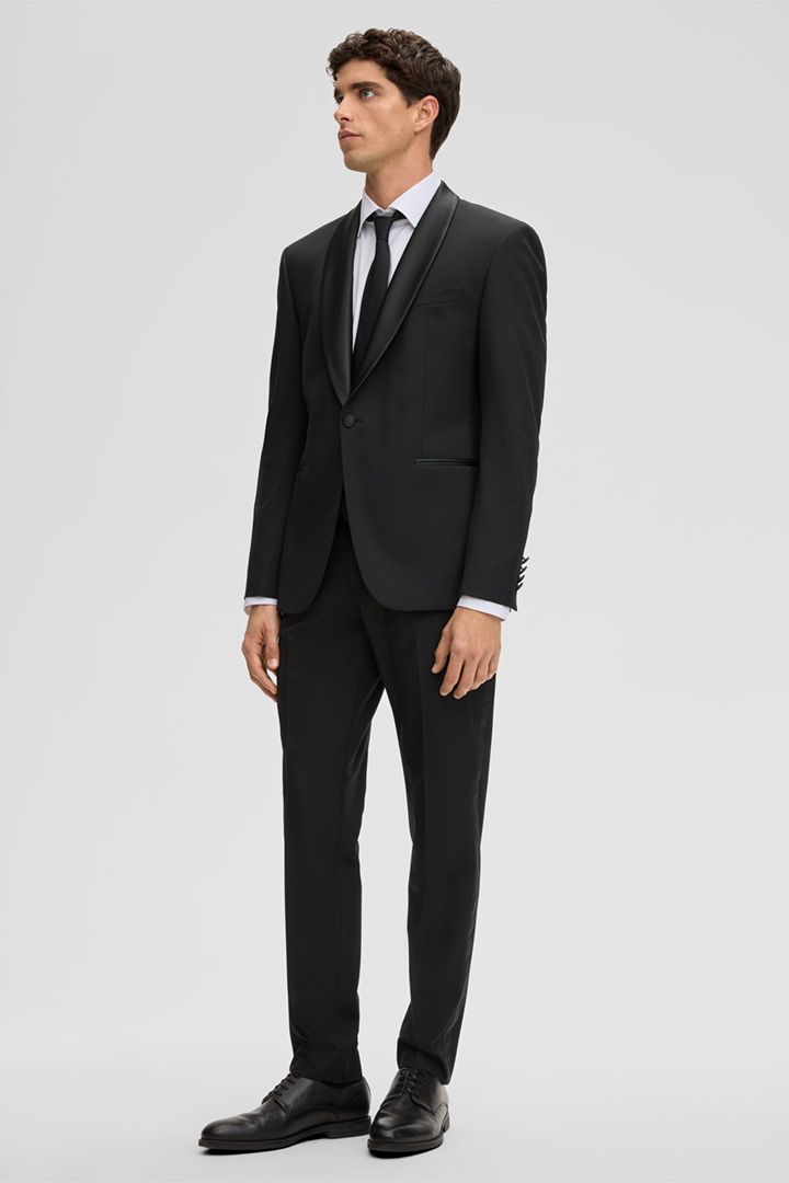 Leads to product detail page "Almir Jacket in Black"