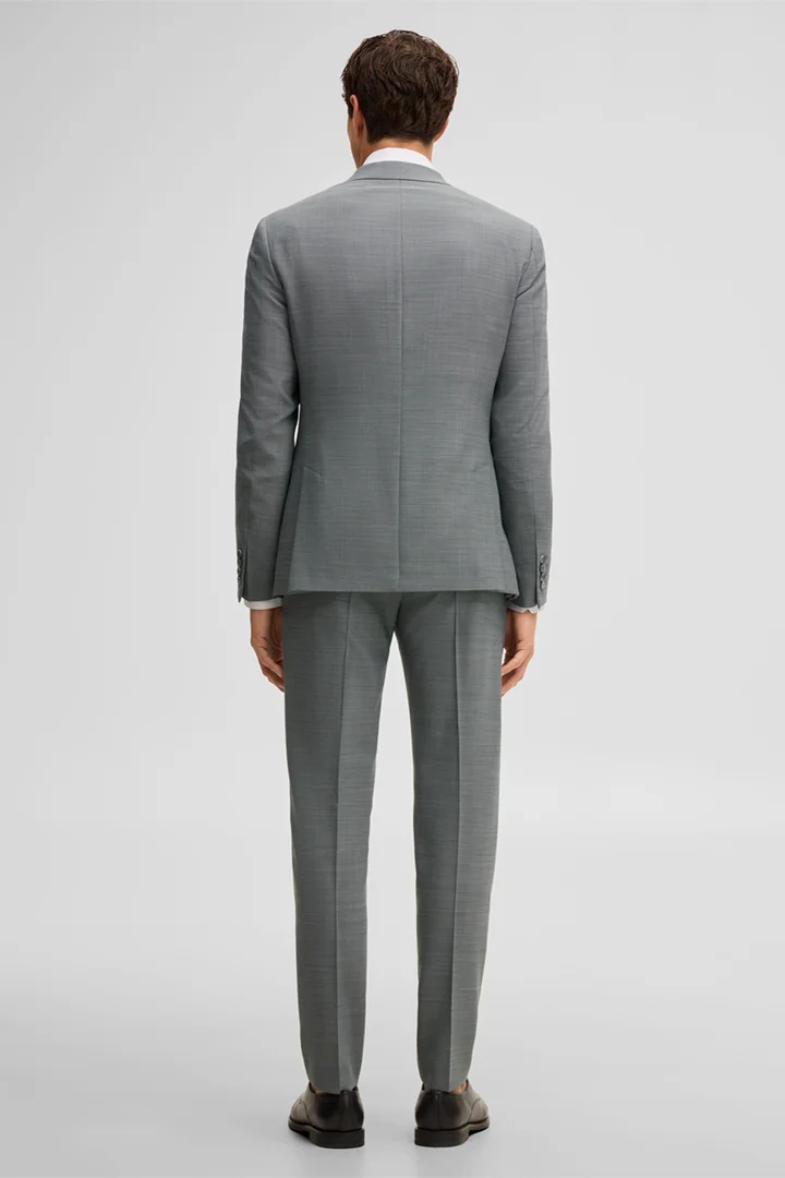 Leads to product detail page "Alzer Kynd suit, green"