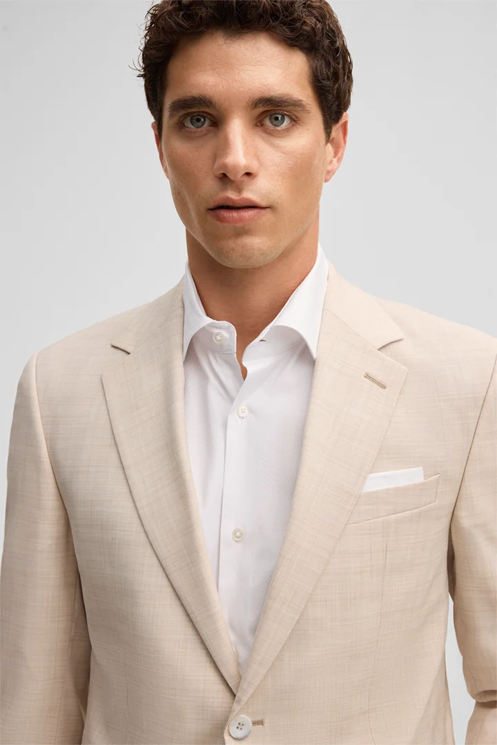 Mène à la page produit « Costume Aidan Melwin, beige clair »