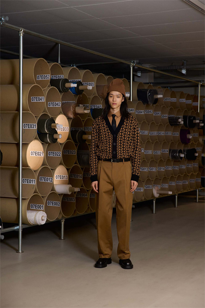 Leidt naar de detailpagina van de look “Shop the look”