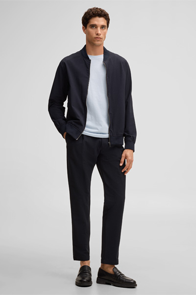 Leidt naar de productdetailpagina „Flex Cross-bandplooibroek Lois, marineblauwe crêpestof"