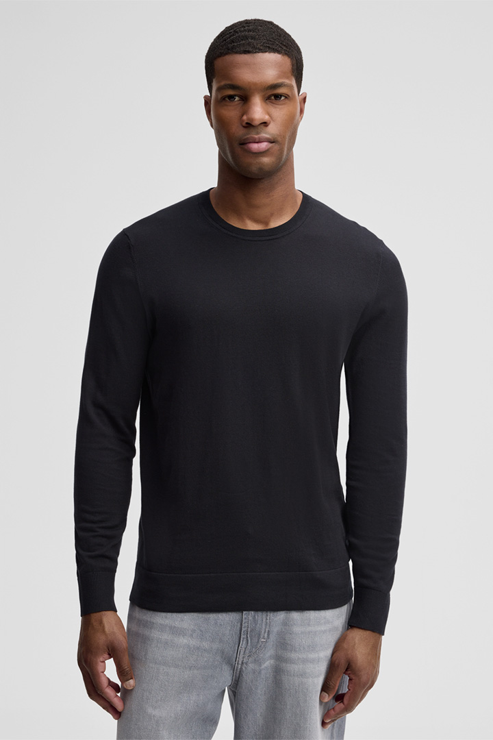Leads to product detail page "Vincent Cotton Pullover in Black"