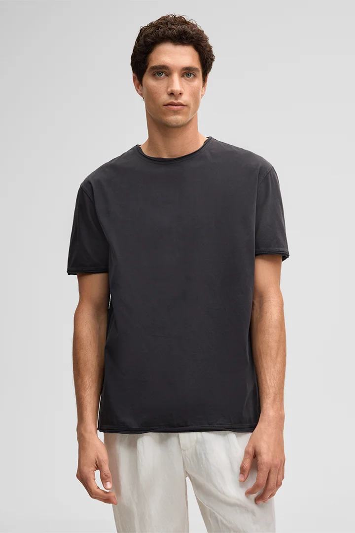 Leads to product detail page "Philo T-shirt in Black"