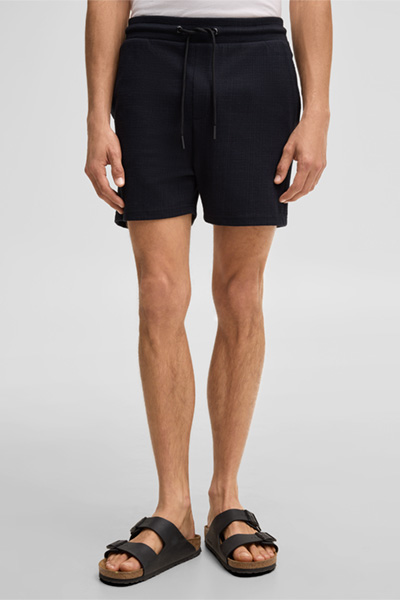 Leads to product detail page "Filip shorts, navy"