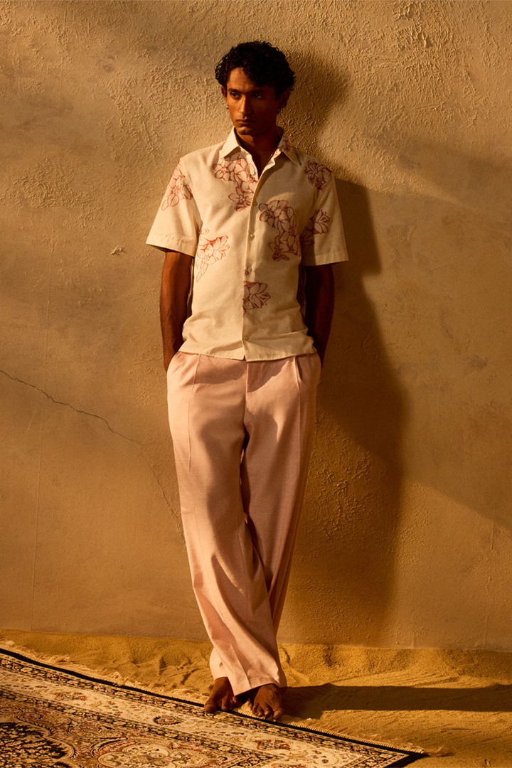 Leidt naar de detailpagina van de look “Shop the look”