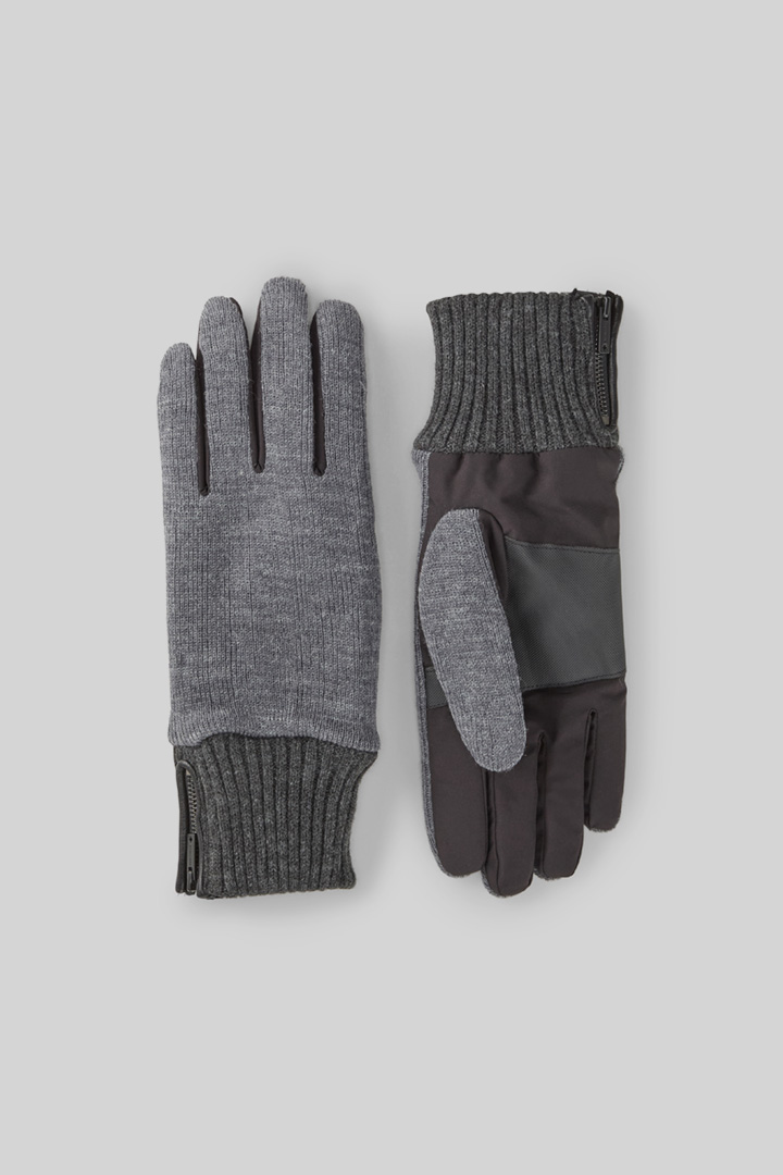 Leads to product detail page "Gloves in Grey"