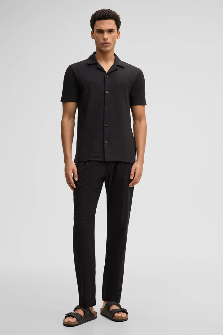 Leads to product detail page "Chino Lui, black"