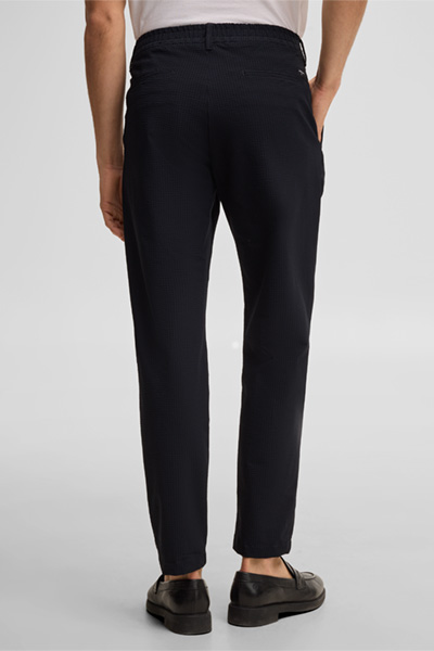 Leidt naar de productdetailpagina „Flex Cross-bandplooibroek Lois, marineblauwe crêpestof"