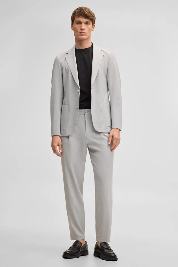 Mène à la page produit « Pantalon de costume modulaire Lois, gris »