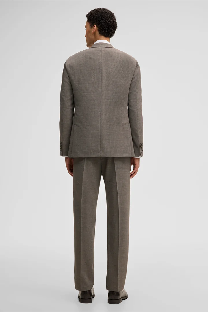 Mène à la page produit « Costume Reece-Jory, beige foncé »