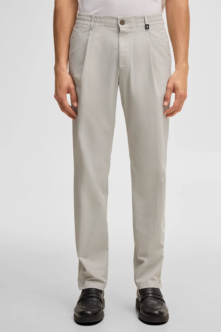 Führt zu Produktdetailseite „Flex Cross Crêpe-Bundfaltenhose Lui, hellgrau"