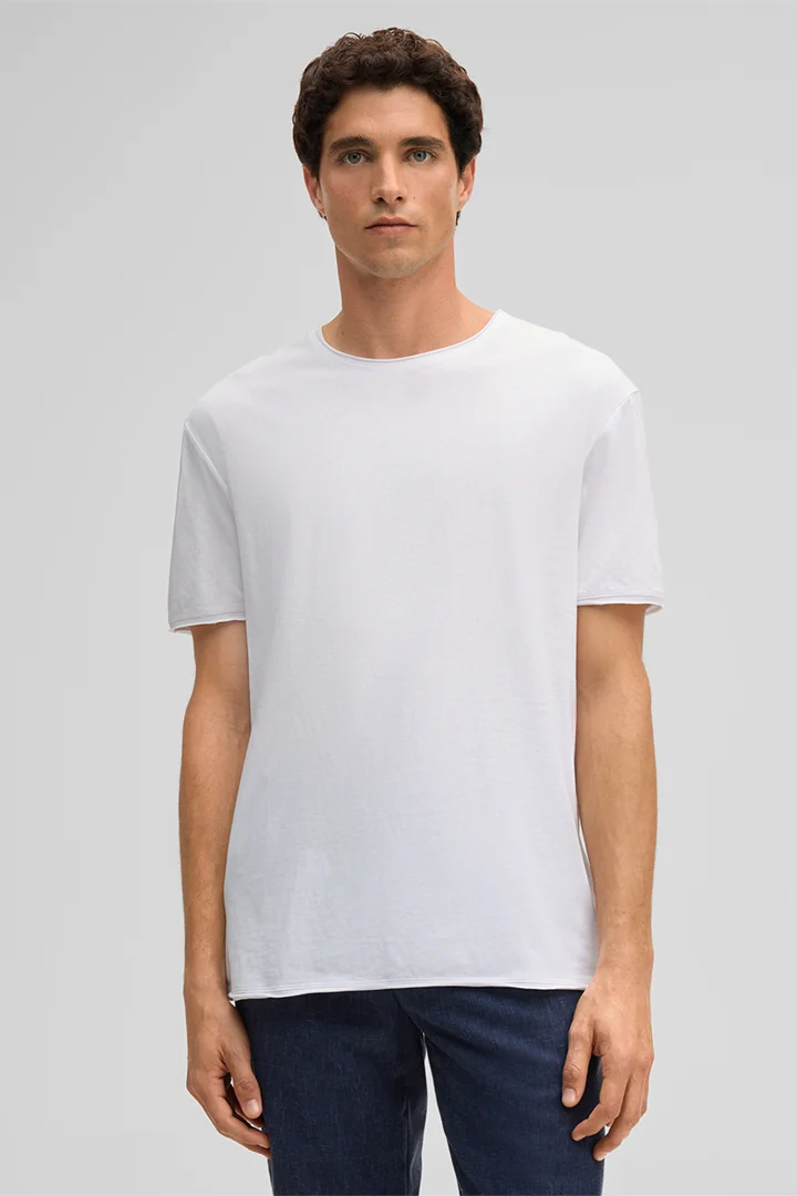 Leads to product detail page "Tyler T-shirt in White"