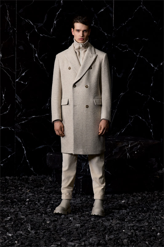 Leidt naar de detailpagina van de look “Shop the Look”