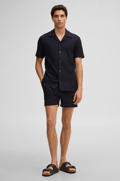 Leads to product detail page "Filip shorts, navy"