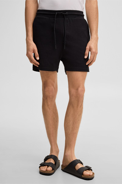 Mène à la page produit « Short Filip, noir »