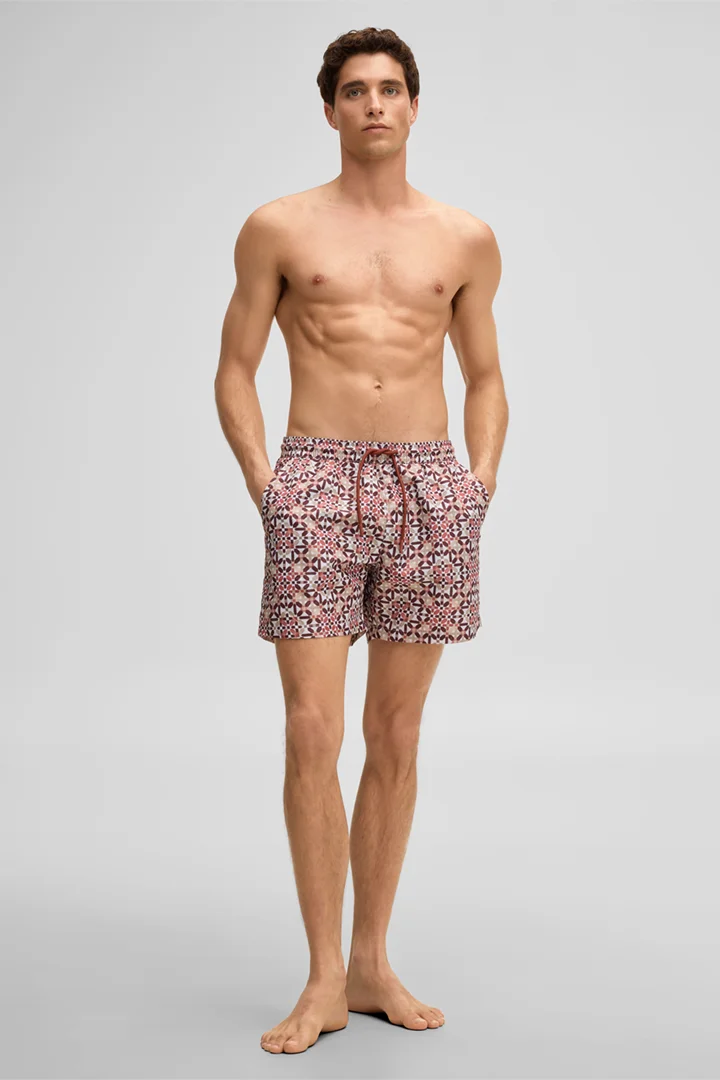 Mène à la page produit « Short de bain Lago, à motifs rouges et blancs »