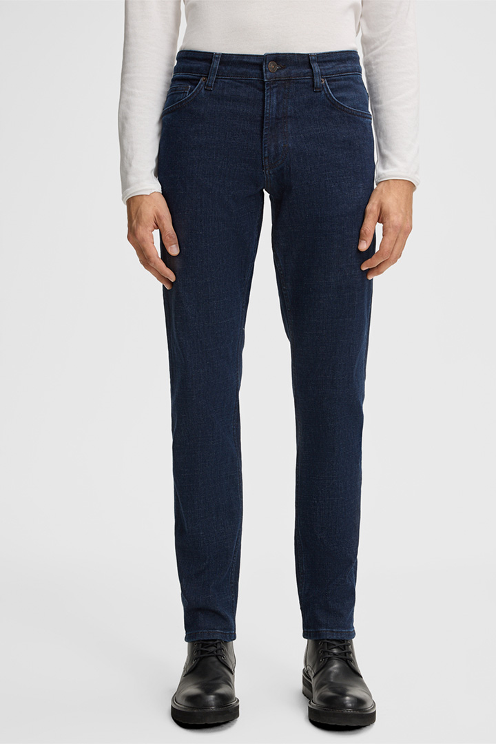 Leads to product detail page "Seb Jeans in Dark Blue"