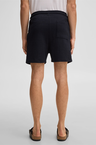 Leads to product detail page "Filip shorts, navy"