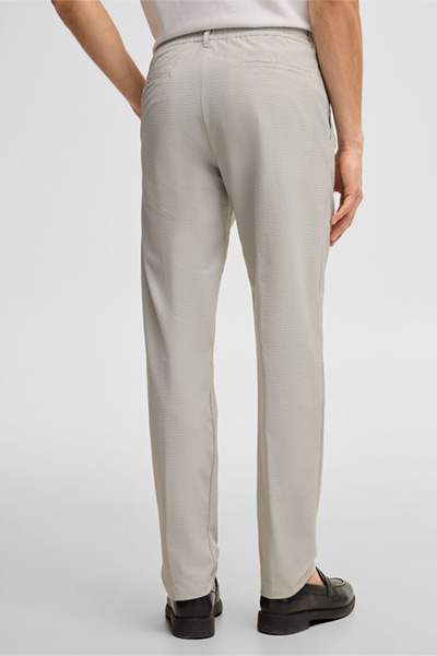 Führt zu Produktdetailseite „Flex Cross Crêpe-Bundfaltenhose Lui, hellgrau"